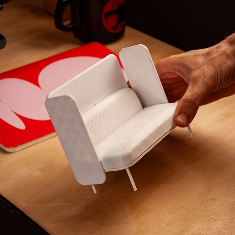 Modelo de una butaca impreso en 3D, sostenido en la mano