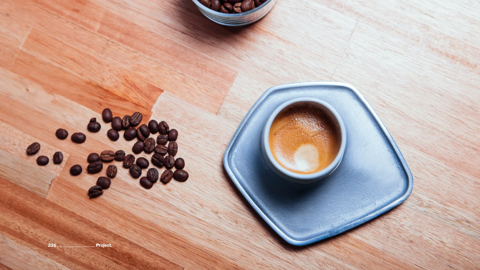 Taza y plato para café espresso en cerámica: del estudio de forma al molde de taller, y de ahí a la foto.