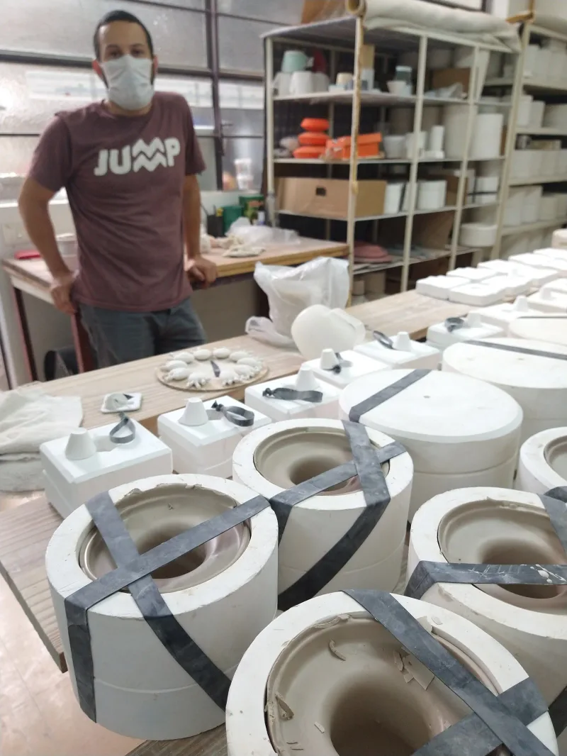 El taller, con los moldes de producción