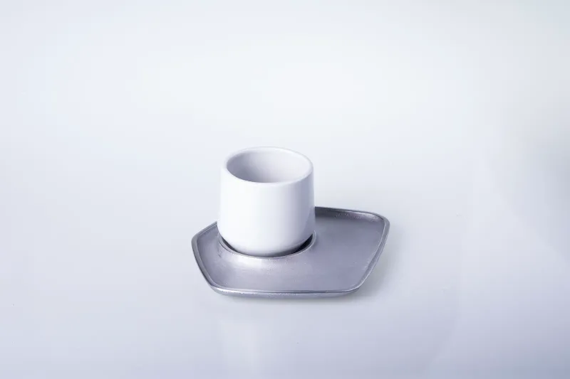 La taza sobre el plato